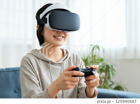 自宅でVRゲームを遊ぶ若い女性 120940887