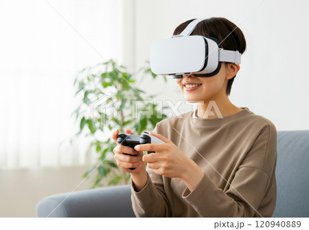 VRゲームをプレイするショートカットの髪型の女性 120940889