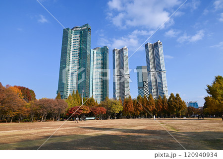 ソウルの森公園と高層ビル群の風景【韓国/ソウル】 120940934