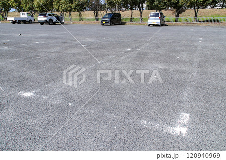 消えかけた駐車枠(シングルライン・平置き・自走式・屋外・車止めなし) 消えかけた駐車枠(シングルライン・平置き・自走式・屋外・車止めなし) 120940969