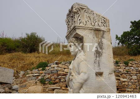 トルコ イズミル付近 エフェソス遺跡のヘラクレス門 120941463