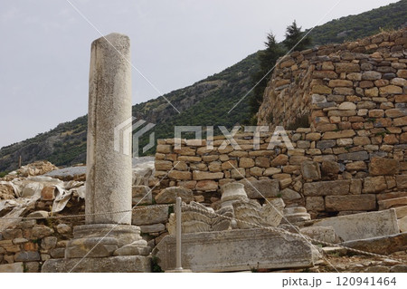 トルコ イズミル付近 エフェソス遺跡の円柱 トルコ イズミル付近 エフェソス遺跡の円柱 120941464