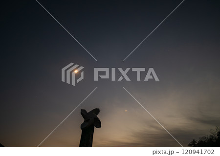 日本の岡日本の岡山県高梁市のうかん常山公園で見た美しい星空県高梁市のうかん常山公園で見た美しい星空 120941702