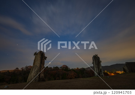 日本の岡日本の岡山県高梁市のうかん常山公園で見た美しい星空県高梁市のうかん常山公園で見た美しい星空 日本の岡日本の岡山県高梁市のうかん常山公園で見た美しい星空県高梁市のうかん常山公園で見た美しい星空 120941703