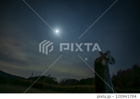 日本の岡日本の岡山県高梁市のうかん常山公園で見た美しい星空県高梁市のうかん常山公園で見た美しい星空 日本の岡日本の岡山県高梁市のうかん常山公園で見た美しい星空県高梁市のうかん常山公園で見た美しい星空 120941704
