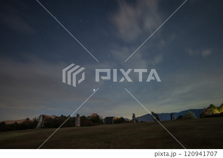 日本の岡日本の岡山県高梁市のうかん常山公園で見た美しい星空県高梁市のうかん常山公園で見た美しい星空 120941707