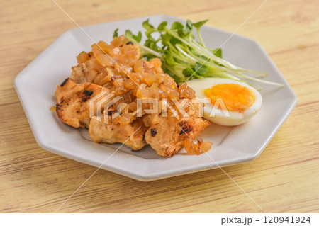 鶏肉焼きと玉葱ソース 120941924