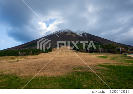 日本の鳥取県の大山の美しい秋の風景 日本の鳥取県の大山の美しい秋の風景 120942015