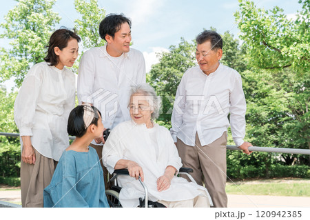 病院・介護施設に来た三世代家族・ファミリー 120942385