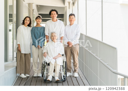 病院・介護施設に来た三世代家族・ファミリー 病院・介護施設に来た三世代家族・ファミリー 120942388