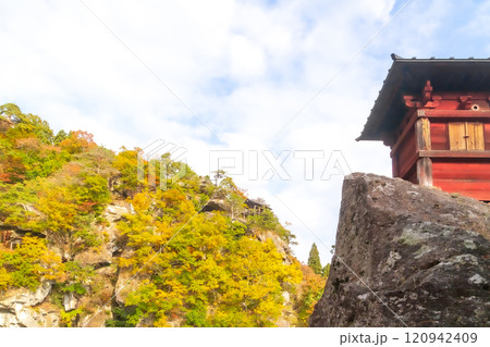 紅葉に包まれた山寺・納経堂 紅葉に包まれた山寺・納経堂 120942409