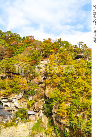 山寺の絶壁に生い茂る紅葉 120942410