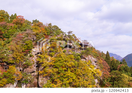 山寺の絶壁に生い茂る紅葉・五大堂からの景観 120942413