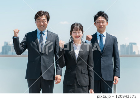 スーツを着たビジネスマン・会社員・企業・就職・転職(弁護士・税理士・会計士) スーツを着たビジネスマン・会社員・企業・就職・転職(弁護士・税理士・会計士) 120942575