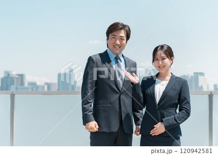 就職・転職・リクルート・青空の中に立つスーツ姿の男女・ビジネスマン(案内・おすすめ・こちら) 就職・転職・リクルート・青空の中に立つスーツ姿の男女・ビジネスマン(案内・おすすめ・こちら) 120942581