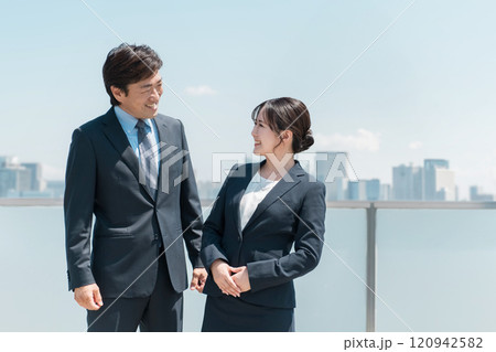 就職・転職・リクルート・青空の中に立つスーツ姿の男女・ビジネスマンとビジネスウーマン 就職・転職・リクルート・青空の中に立つスーツ姿の男女・ビジネスマンとビジネスウーマン 120942582