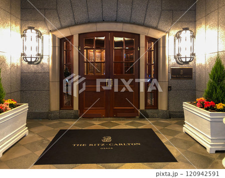 ザ・リッツ・カールトン大阪(The Ritz-Carlton)の入口エントランス 120942591