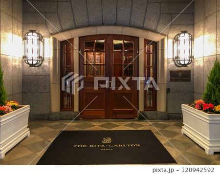 ザ・リッツ・カールトン大阪(The Ritz-Carlton)の入口エントランス 120942592