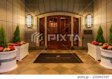 ザ・リッツ・カールトン大阪(The Ritz-Carlton)の入口エントランス ザ・リッツ・カールトン大阪(The Ritz-Carlton)の入口エントランス 120942597