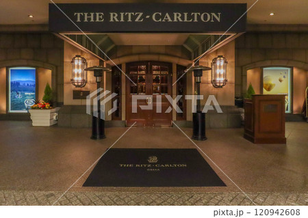 ザ・リッツ・カールトン大阪(The Ritz-Carlton)の入口エントランス ザ・リッツ・カールトン大阪(The Ritz-Carlton)の入口エントランス 120942608