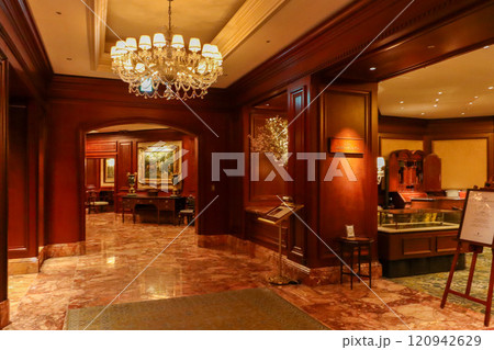 ザ・リッツ・カールトン大阪(The Ritz-Carlton)のエントランスロビー 120942629