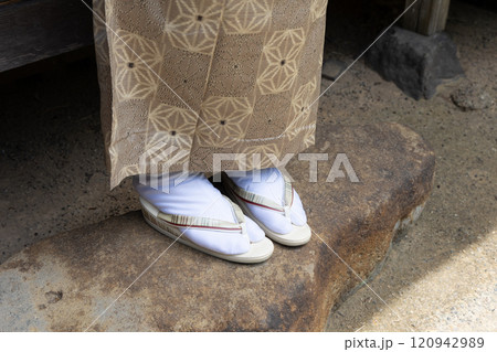 着物の女性の足元（縁側の沓脱石）　 120942989