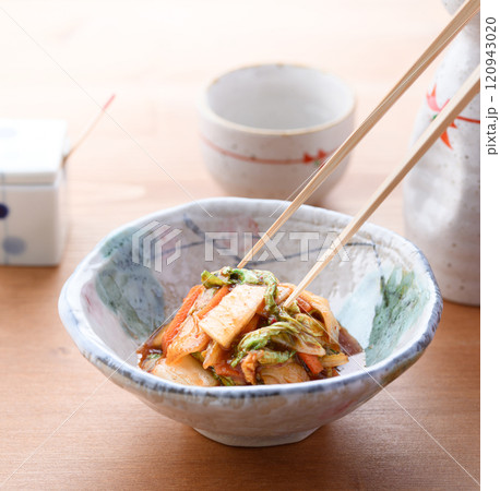 小皿に盛り付けたキムチ 120943020