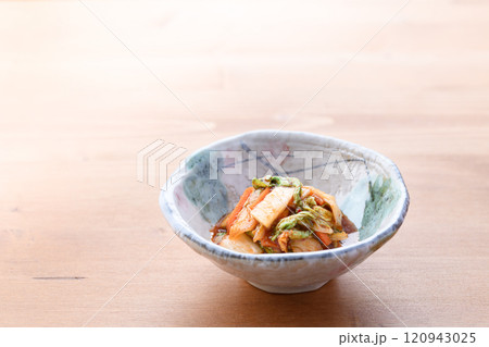 小皿に盛り付けたキムチ 小皿に盛り付けたキムチ 120943025
