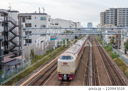 【東海道本線】早朝の街を快走するサンライズ瀬戸・出雲 【東海道本線】早朝の街を快走するサンライズ瀬戸・出雲 120943026