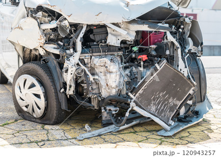 交通事故にあった軽自動車 120943257
