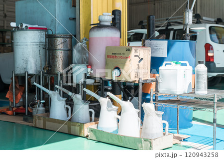 整備工場にあるオイルタンクとオイルジョッキ 120943258