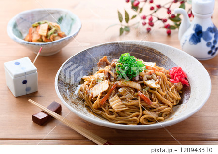 キムチ焼きそば ( キムチと豚バラと濃い口ソースで仕上げた焼きそば ) キムチ焼きそば ( キムチと豚バラと濃い口ソースで仕上げた焼きそば ) 120943310