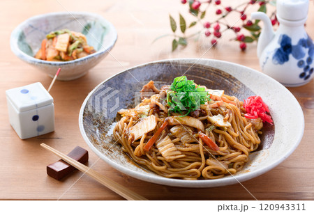 キムチ焼きそば （ キムチと豚バラと濃い口ソースで仕上げた焼きそば ） 120943311