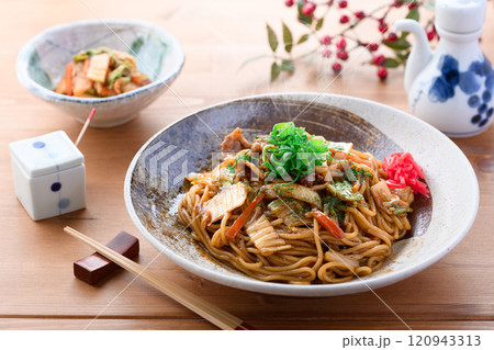 キムチ焼きそば （ キムチと豚バラと濃い口ソースで仕上げた焼きそば ） 120943313