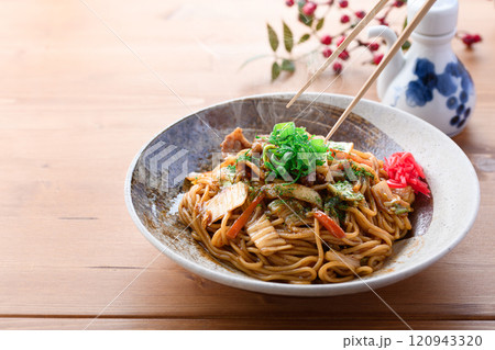 キムチ焼きそば ( キムチと豚バラと濃い口ソースで仕上げた焼きそば ) キムチ焼きそば ( キムチと豚バラと濃い口ソースで仕上げた焼きそば ) 120943320