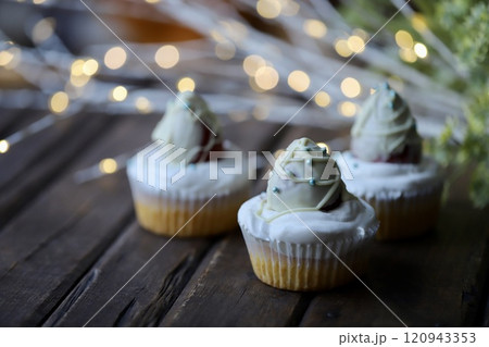 クリスマス用に作った米粉のチョコイチゴカップケーキ クリスマス用に作った米粉のチョコイチゴカップケーキ 120943353