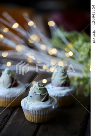 クリスマス用に作った米粉のチョコイチゴカップケーキ 120943354