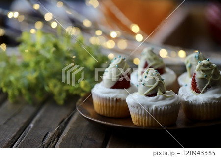 クリスマス用に作った米粉のチョコイチゴカップケーキ クリスマス用に作った米粉のチョコイチゴカップケーキ 120943385