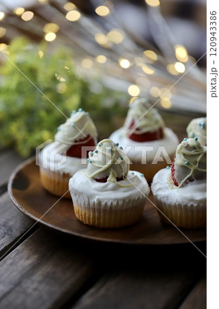 クリスマス用に作った米粉のチョコイチゴカップケーキ クリスマス用に作った米粉のチョコイチゴカップケーキ 120943386