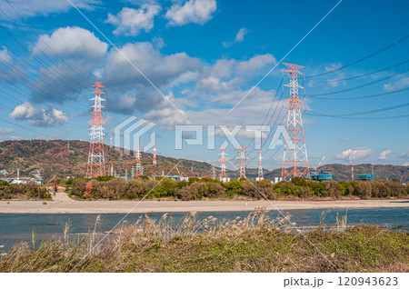 初冬の淀川 送電線鉄塔 大阪府枚方市 初冬の淀川 送電線鉄塔 大阪府枚方市 120943623