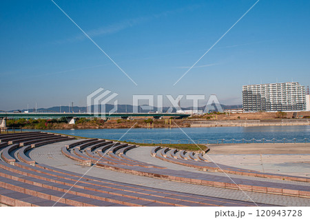 淀川アクアシアター　枚方大橋　高槻市方面の景観　大阪府枚方市 120943728