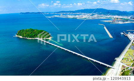 国の天然記念物に指定されている愛知県蒲郡市のシンボル『竹島』をドローンで空からの撮影 120943913