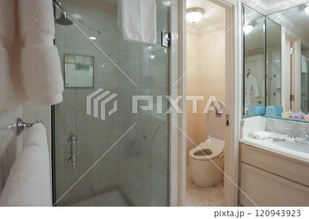 ザ・リッツ・カールトン大阪(The Ritz-Carlton)の綺麗な客室のシャワーとトイレ ザ・リッツ・カールトン大阪(The Ritz-Carlton)の綺麗な客室のシャワーとトイレ 120943923