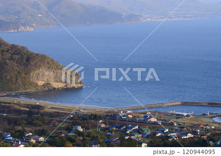 内浦湾に面した大岸の集落を駆け抜ける特急「北斗」 内浦湾に面した大岸の集落を駆け抜ける特急「北斗」 120944095