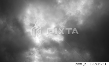 異形の者が出てきそうな濃霧っぽい雲 120944251