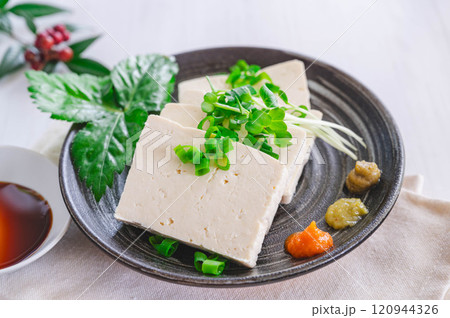 豆腐のさしみと添えた調味料 120944326