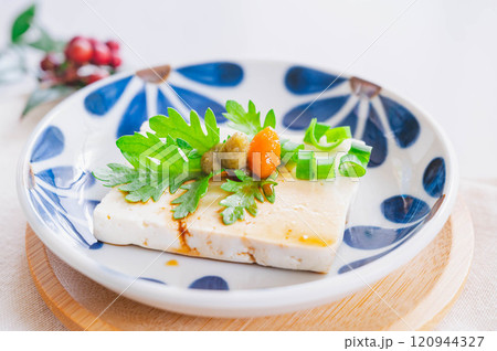 豆腐のさしみとのせた調味料 豆腐のさしみとのせた調味料 120944327