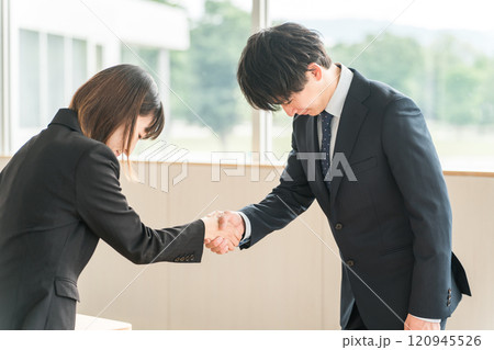 握手する若いアジア人ビジネスマン（挨拶・自己紹介・契約・協定・協力・成立・成功） 120945526