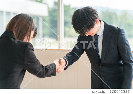 握手する若いアジア人ビジネスマン（挨拶・自己紹介・契約・協定・協力・成立・成功） 120945527