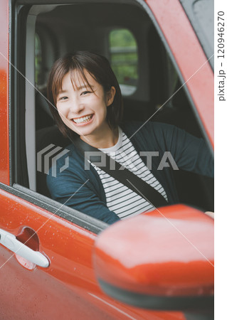 車に乗る笑顔の若い女性 120946270